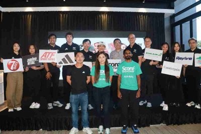 Menteri Sains, Teknologi dan Inovasi, Chang Lih Kang (enam, kanan belakang) bergambar bersama penaja pada majlis pelancaran SCORE Marathon 2026 by AIA Vitality di LMP Event Hall, Lumi Tropicana. Foto Bernama