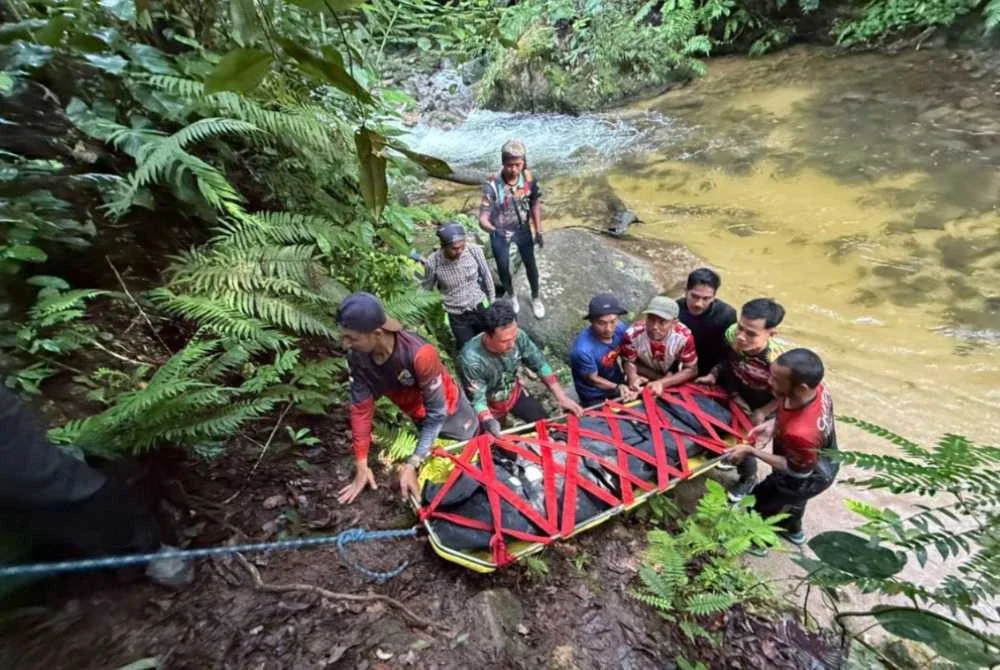 Mayat mangsa yang dibawa keluar dari kawasan sungai. Foto PDRM