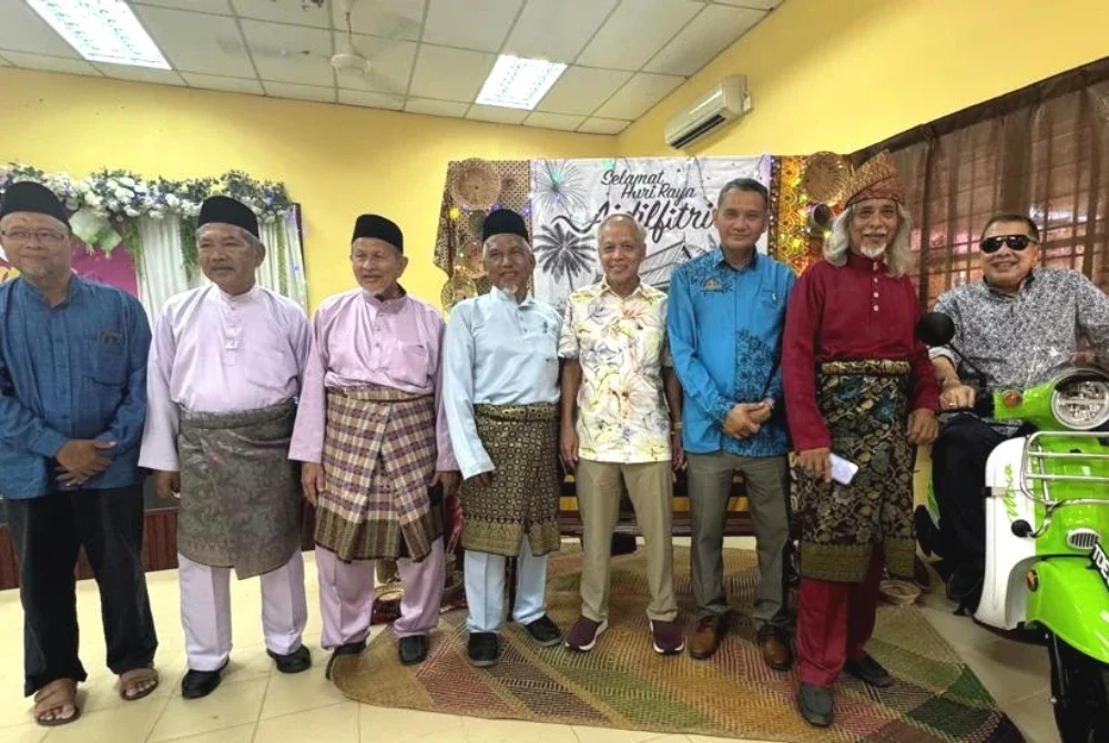 Antara tetamu ke hormat yang hadir memeriahkan sambutan Hari Raya Aidilfitri 1447H/2026 di Pusat Aktiviti Warga Emas (PAWE) Daerah Besut.