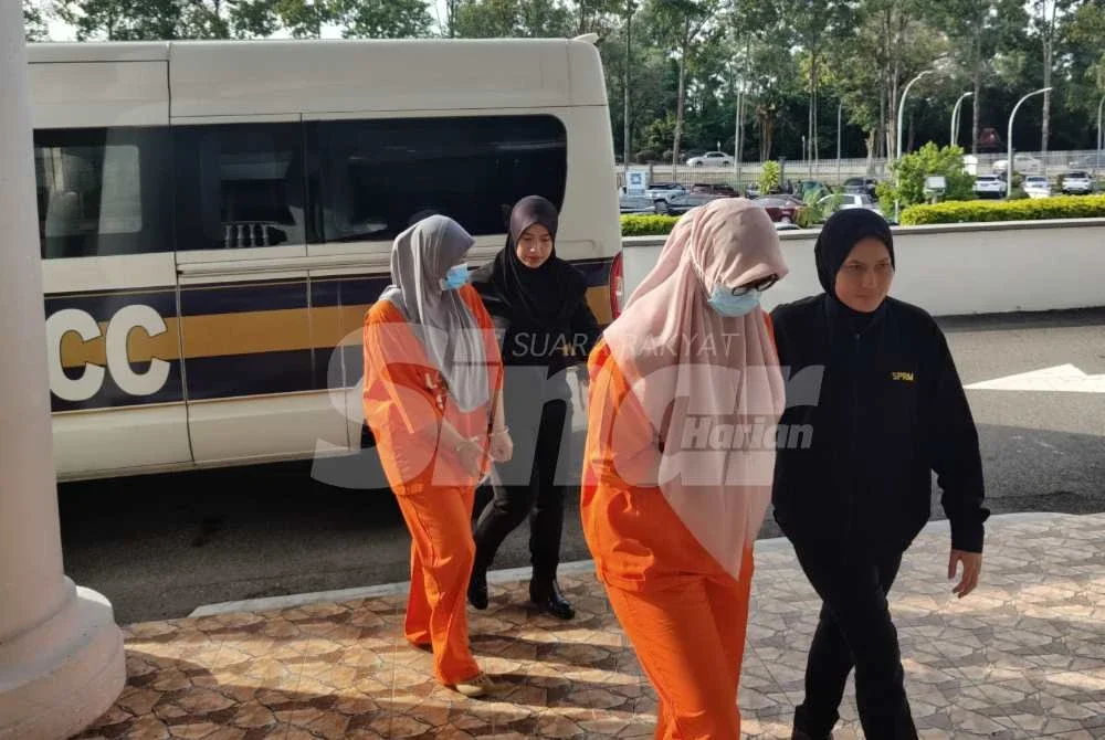 OKT dibawa ke Mahkamah Majistret Ayer Keroh menaiki kenderaan khas SPRM bagi permohonan reman pada Selasa. Foto Sinar Harian