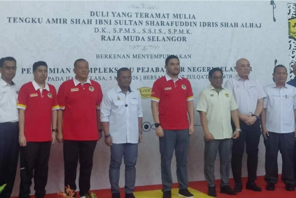 Tengku Amir Shah (empat dari kanan) bergambar bersama-sama Amirudin (empat dari kiri) dan Shukri (tiga dari kanan) semasa Majlis Perasmian Kompleks Ibu Pejabat Jabatan Kerja Raya (JKR) sempena Program Gagasan Rumpun Selangor 2026 pada Selasa.