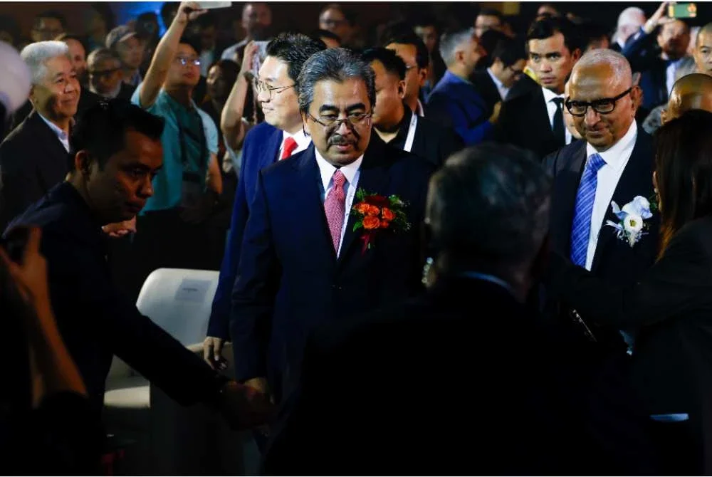 Johari (tengah) hadir sempena pelancaran SEMICON Asia Tenggara 2026 di sini pada Selasa. Foto Bernama