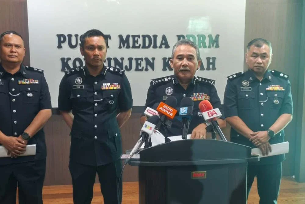 Adzli (dua dari kanan) pada sidang akhbar di IPK Kedah pada Selasa.
