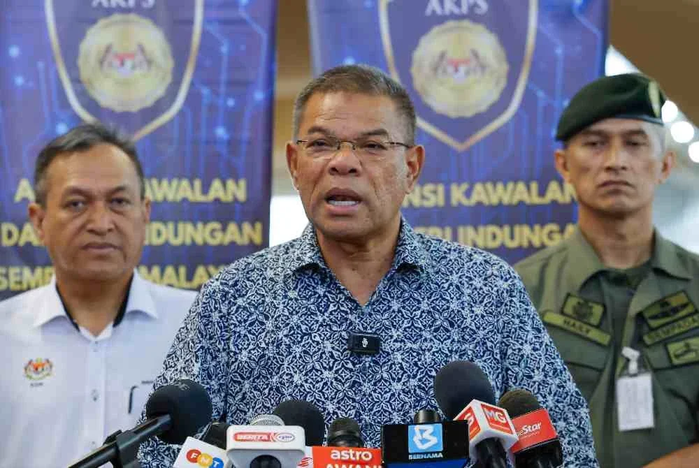 Saifuddin Nasution Ismail bercakap pada sidang media selepas mengadakan sesi lawatan kerja dengan meninjau pengoperasian Lapangan Terbang Antarabangsa Kuala Lumpur (KLIA) Terminal 1 pada Selasa. Turut sama, Ketua Setiausaha Kementerian Dalam Negeri, Datuk Dr Awang Alik Jeman (kiri) dan Ketua Pengarah Agensi Kawalan dan Perlindungan Sempadan Malaysia (AKPS), Datuk Seri Mohd Shuhaily Mohd Zain (kanan). Foto Bernama