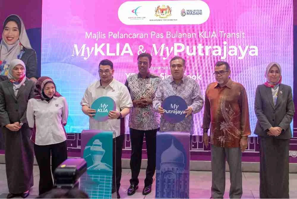 Anthony (tiga dari kanan) menyempurnakan Majlis Pelancaran Pas Bulanan MyPutrajaya dan MyKLIA anjuran Express Rail Link Sdn Bhd (ERL) di KLIA Terminal 2, pada Selasa.
Turut sama Ketua Setiausaha Kementerian Pengangkutan, Datuk Seri Jana Santhiran Muniayan (empat dari kiri) dan Ahli Lembaga Pengarah Express Rail Link Sdn Bhd (ERL), Muhammad Hariz Mohd Nadzmi (tiga dari kiri). Foto Bernama