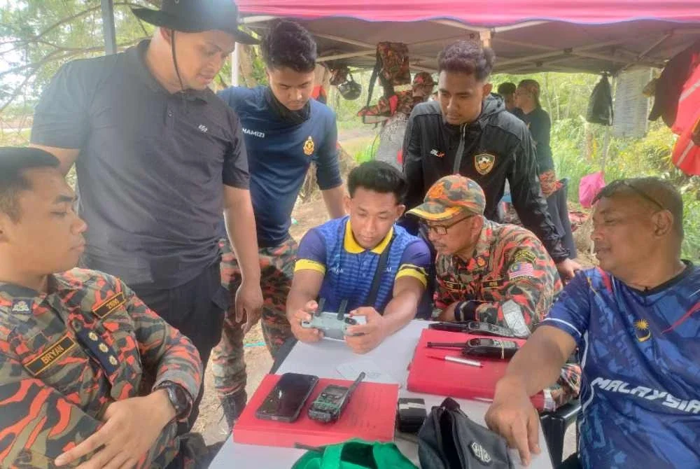 Operasi pencarian turut menggunakan bantuan dron milik sukarelawan kampung.