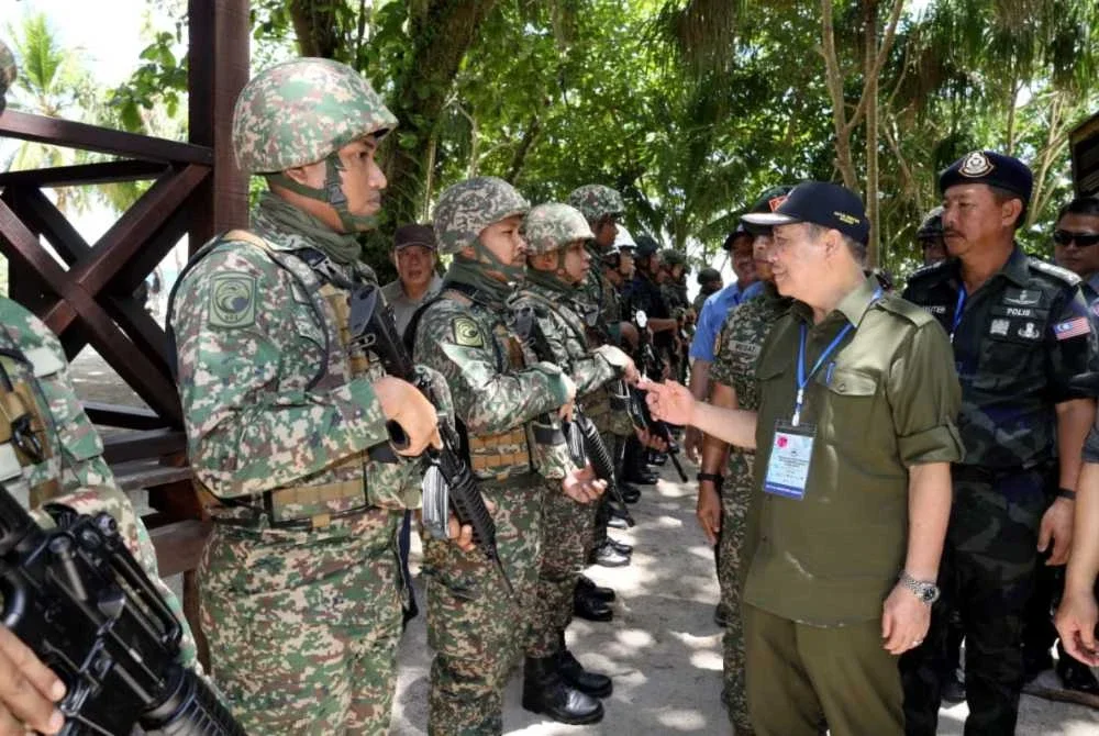 Hajiji ketika melawat pos kawalan di Pulau Langkayan, Sandakan.