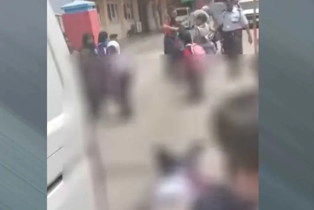Tangkap layar kemalangan maut membabitkan seorang murid perempuan Tahun 2 selepas dipercayai dilanggar sebuah van di hadapan pintu pagar sekolah pada Selasa. 