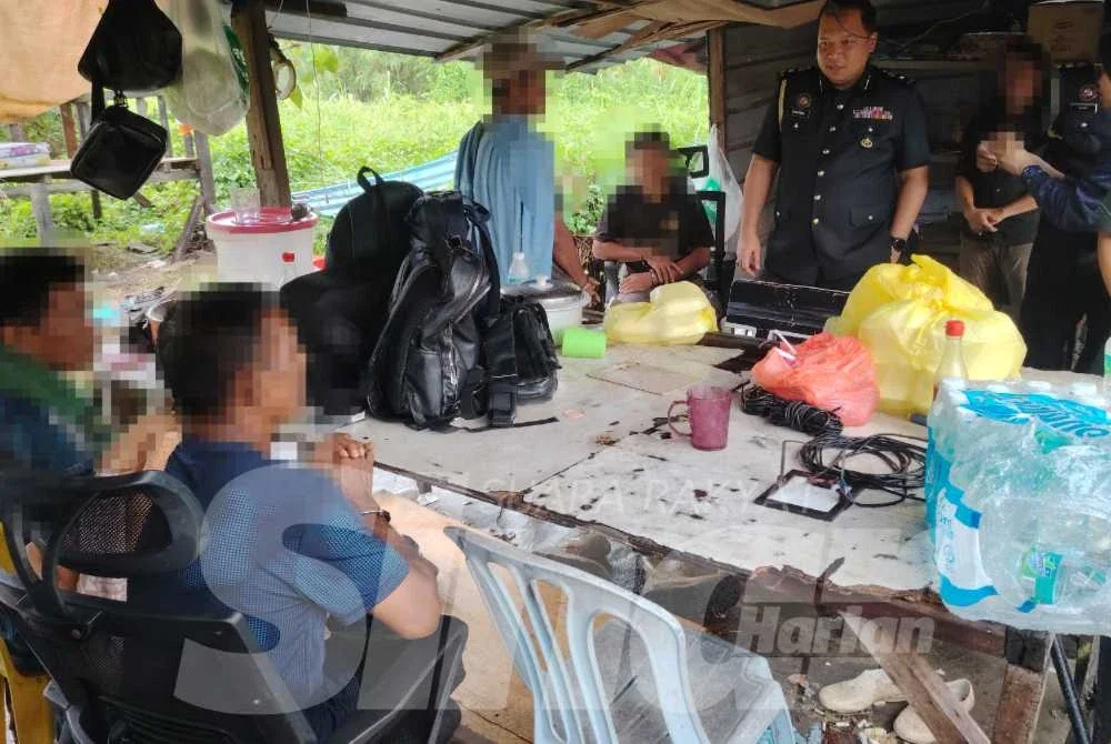 Lima pekerja warga Indonesia ditahan dalam serbuan stor haram seleweng gas LPG di Semenyih pada Selasa.