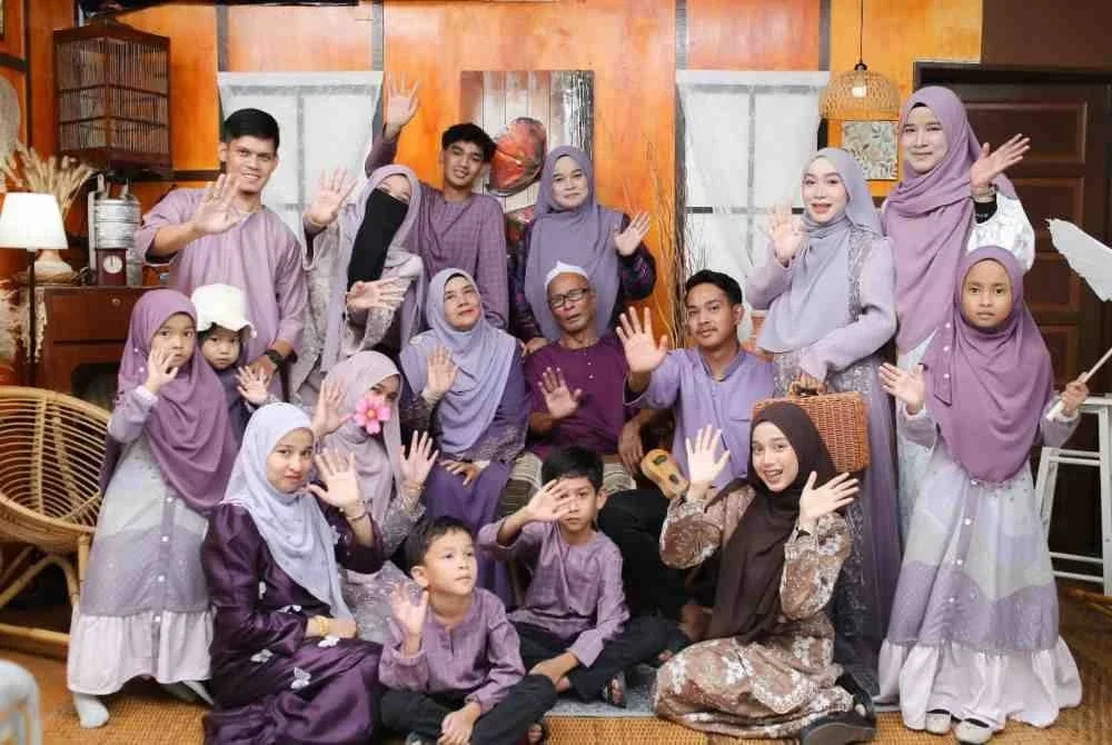 Gambar Razmi (tengah) bersama keluarga besar yang ditinggalkan. Foto Anina
