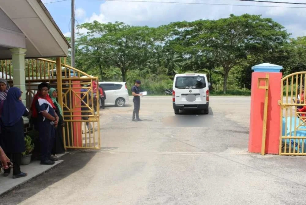 Polis menahan pemandu van yang disyaki melanggar murid Tahun Dua hingga maut di SK Seri Maimon, Parit Sulong, Batu Pahat. Foto IPD Batu Pahat