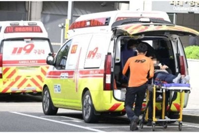 Perkhidmatan ambulans di Seoul tidak boleh memindahkan pesakit ke Unit Kecemasan (ER) tanpa kelulusan hospital penerima. - Foto Agensi