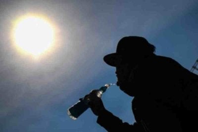 Pendedahan berpanjangan di bawah terik matahari tanpa rehat mencukupi atau hidrasi yang baik boleh meningkatkan risiko secara drastik. Foto hiasan