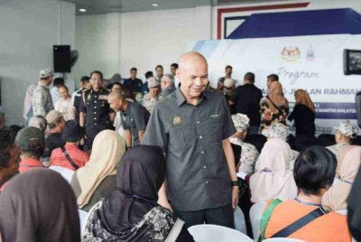 Armizan beramah mesra dengan pengunjung yang hadir pada Program Sentuhan Kasih dan Jualan Rahmah Madani di pekarangan Maritim Malaysia, Sandakan pada Selasa.
