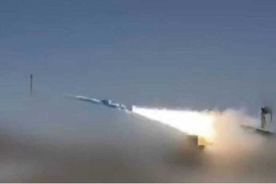 Tangkap layar menunjukkan Tentera Laut Iran melancarkan peluru berpandu ke arah sebuah kapal pemusnah Amerika Syarikat berhampiran Selat Hormuz pada 4 Mei 2026.- Agensi