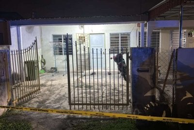 Seorang warga emas ditemui mati dengan beberapa kesan tetakan dipercayai dibunuh dalam kejadian di sebuah rumah di Persiaran Pegoh Aman 2, Taman Desa Aman Ipoh pada Isnin.