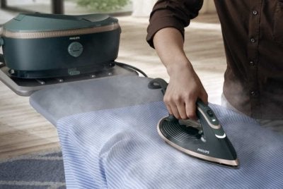 Dengan mudah sahaja pelbagai jenis pakaian boleh diseterika, dari seragam sekolah ke baju pejabat, malah fabrik lembut seperti tudung sifon dan baju kurung sutera juga boleh selesaikan sekali gus.