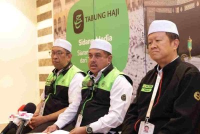 Mohd Hisham (tengah) berkata tempoh tawaran haji kini hanya berbaki dua hingga tiga hari lagi sebelum ditutup sepenuhnya.