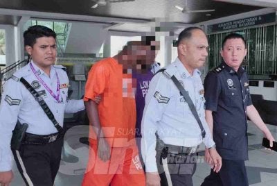 Suspek dibawa ke Mahkamah Sesyen Alor Gajah bagi permohonan reman pada Selasa.