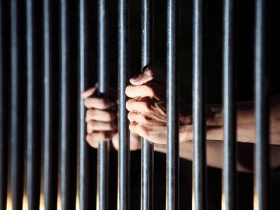 Mahkamah turut memerintahkan bapa kepada tiga anak itu dipenjara serta-merta dengan tambahan pemenjaraan selama empat bulan sekiranya gagal membayar denda. Gambar hiasan. 