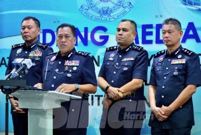 Rusdi (dua dari kiri) dalam sidang akhbar pada Selasa. Foto: ASRIL ASWANDI SHUKOR