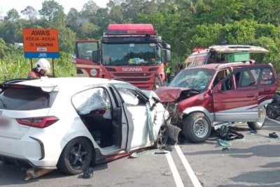 Keadaan kedua-dua kenderaan remuk selepas kemalangan. Foto Bomba