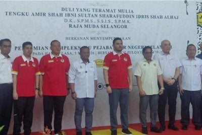 Tengku Amir Shah (empat dari kanan) bergambar bersama-sama Amirudin (empat dari kiri) dan Shukri (tiga dari kanan) semasa Majlis Perasmian Kompleks Ibu Pejabat Jabatan Kerja Raya (JKR) sempena Program Gagasan Rumpun Selangor 2026 pada Selasa.