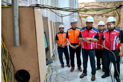 Abdul Rahman meninjau ruang menempatkan mesin bitcoin yang ditemui dalam sebuah premis kediaman dalam operasi pemotongan bekalan elektrik aktiviti perlombongan bitcoin secara haram di sekitar Kuantan di sini pada Selasa.