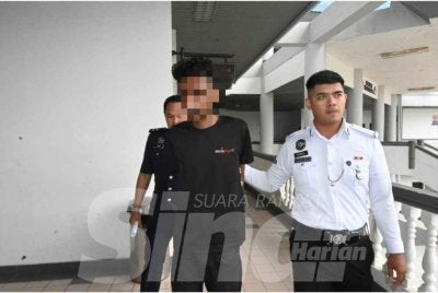 Suspek dibawa ke Mahkamah Majistret Ayer Keroh bagi permohonan reman.