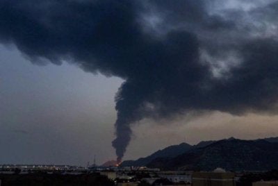 Kebakaran dilaporkan berlaku di Pelabuhan Fujairah pada 4 Mei 2026. - Foto: Agensi
