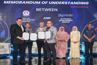 Ahmad Zahid (tiga dari kiri) menyaksikan penyerahan MoU antara Asyraf (dua dari kiri) dan Chee Seng (tengah) ketika Sidang Kemuncak Sinergi MARA: Kemampanan sebagai Enjin Pertumbuhan Negara bersempena sambutan ulang tahun ke-60 MARA di WTCKL, pada Isnin.