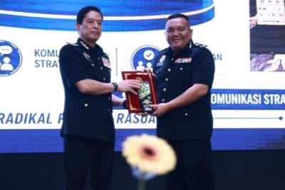 Azam (kiri) menyampaikan Anugerah Khas AKPJ yang diterima Pengarah BKS SPRM, Hisyam Mohd Yusoff pada Selasa. FOTO: SPRM.