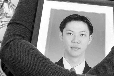 Beng Hock ditemukan maut pada 16 Julai 2009 di bangunan Plaza Masalam, Shah Alam selepas memberi keterangan di pejabat SPRM di tingkat 14 premis berkenaan.