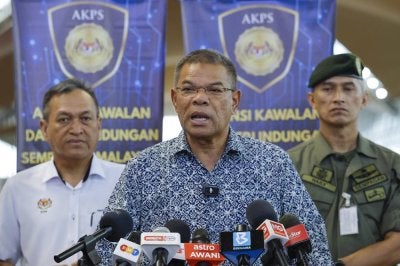 SEPANG, 5 Mei -- Menteri Dalam Negeri Datuk Seri Saifuddin Nasution Ismail bercakap pada sidang media selepas mengadakan sesi lawatan kerja dengan meninjau pengoperasian Lapangan Terbang Antarabangsa Kuala Lumpur (KLIA) Terminal 1 hari ini.
Turut sama, Ketua Setiausaha Kementerian Dalam Negeri Datuk Dr Awang Alik Jeman (kiri) dan Ketua Pengarah Agensi Kawalan dan Perlindungan Sempadan Malaysia (AKPS) Datuk Seri Mohd Shuhaily Mohd Zain (kanan).
--fotoBERNAMA (2026) HAK CIPTA TERPELIHARA