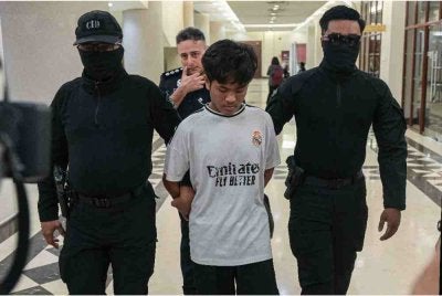 Penganggur warga Myanmar Aung Tun Ngwa, 26, (baju putih) didakwa di Mahkamah Majistret hari ini atas pertuduhan membunuh bekas isterinya di hadapan sebuah blok kondominium di Setapak, bulan lepas. Foto Bernama