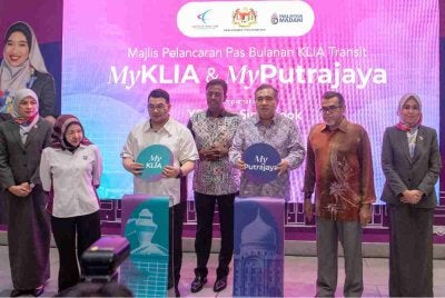 Anthony (tiga dari kanan) menyempurnakan Majlis Pelancaran Pas Bulanan MyPutrajaya dan MyKLIA anjuran Express Rail Link Sdn Bhd (ERL) di KLIA Terminal 2, pada Selasa.
Turut sama Ketua Setiausaha Kementerian Pengangkutan, Datuk Seri Jana Santhiran Muniayan (empat dari kiri) dan Ahli Lembaga Pengarah Express Rail Link Sdn Bhd (ERL), Muhammad Hariz Mohd Nadzmi (tiga dari kiri). Foto Bernama