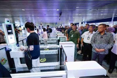 Saifuddin Nasution ketika meninjau pengoperasian di Lapangan Terbang Antarabangsa Kuala Lumpur (KLIA) Terminal 1, pada Selasa. Foto Bernama 