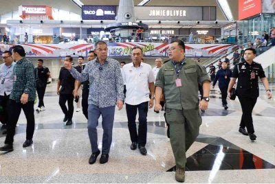 Saifuddin Nasution, mengadakan lawatan kerja dengan meninjau operasi di Lapangan Terbang Antarabangsa Kuala Lumpur (KLIA) Terminal 1, pada Selasa. Foto Bernama