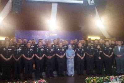 Mohd Khalid bergambar bersama penerima APC di ibu kota pada Selasa.