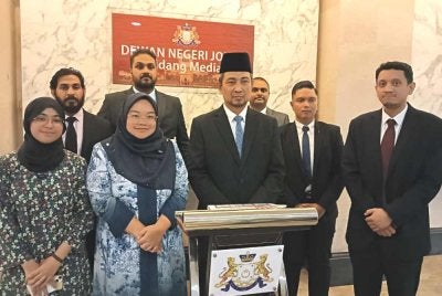 Dr Sahruddin (tengah) pada sidang media di Bangunan Sultan Ismail, Kota Iskandar.