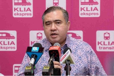 Anthony bercakap pada sidang media selepas Majlis Pelancaran Pas Bulanan MyPutrajaya dan MyKLIA anjuran Express Rail Link Sdn Bhd (ERL) di KLIA Terminal 2, pada Selasa. Foto Bernama 