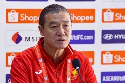 Ketua Jurulatih Selangor FC, Kim Pan Gon bercakap pada sidang media Pra-Perlawanan Piala Shopee Selangor FC menentang Nam Dinh FC di Stadium MBPJ, pada Selasa. Foto Bernama 