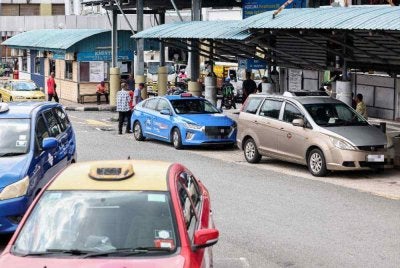 Perkhidmatan teksi rentas sempadan antara Singapura dan Malaysia diperluas bermula pada Isnin, sekali gus membolehkan teksi berlesen beroperasi dengan lebih fleksibel di kedua-dua negara. Foto: Bernama