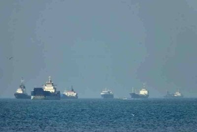 Dua kapal komersial Amerika Syarikat (AS) dilaporkan terkandas di kawasan berbatu di perairan selatan Selat Hormuz.