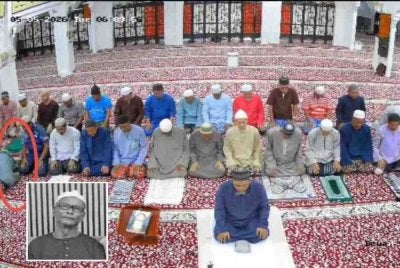 Razmi (kiri) dalam bulatan yang sujud dan kemudian meninggal dunia. Foto Anina