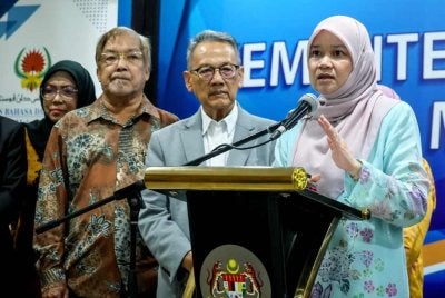 Fadhlina bercakap pada sidang media Anugerah Sastera Negara ke-16 di Kementerian Pendidikan Malaysia pada Selasa. Foto Bernama