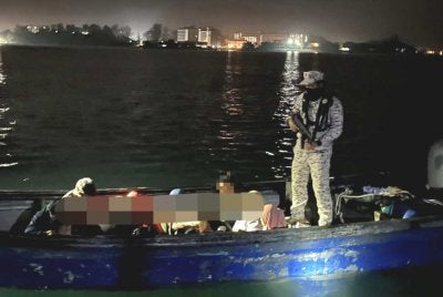 Maritim Malaysia berjaya menggagalkan cubaan masuk 15 migran warga Indonesia di perairan Port Dickson awal pagi Selasa. Foto ihsan Maritim Malaysia