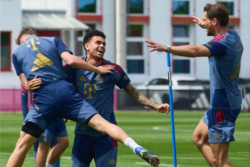 Pemain Bayern menjalani latihan menjelang aksi separuh akhir kedua UCL menentang PSG di laman sendiri. FOTO: Agensi