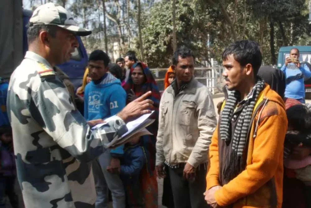 Seorang pegawai BSF mendaftarkan nama majoriti Muslim Rohingya selepas mereka ditahan ketika melintasi sempadan India-Bangladesh dari Bangladesh, di kampung Raimura di pinggir Agartala,India.- FOTO: Agensi