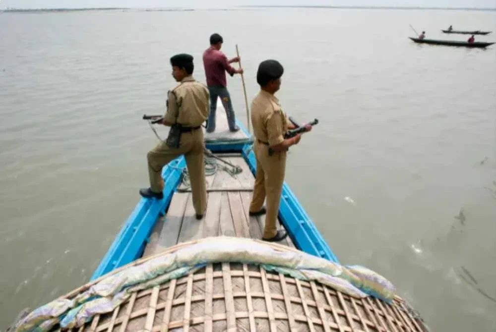 Tentera dari pasukan BSF meronda di atas bot di sungai Brahmaputra berhampiran sempadan dengan Bangladesh di Dhubri, timur laut India. - FOTO: Agensi